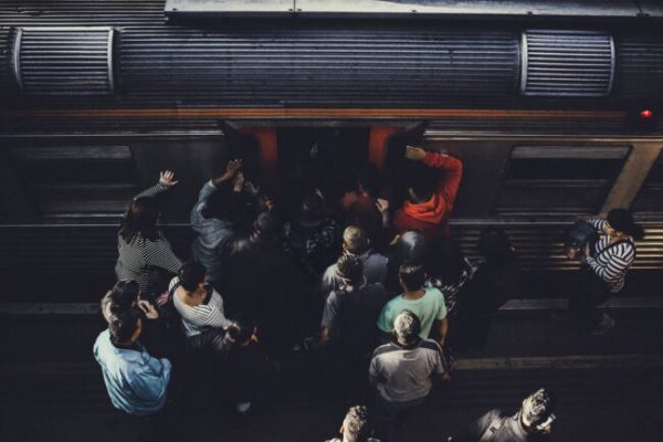 Menschenmengen, die versuchen, in einen Zug zu steigen