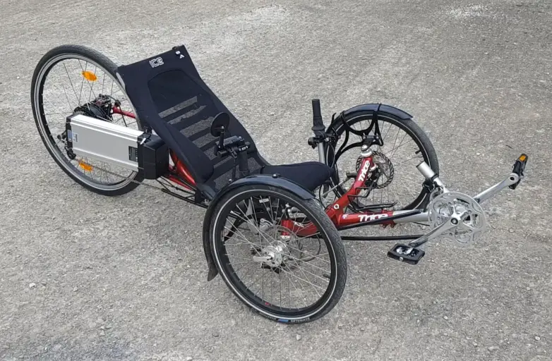 Triciclo reclinado equipado con un kit de conversión de bicicleta eléctrica bafang 250w
