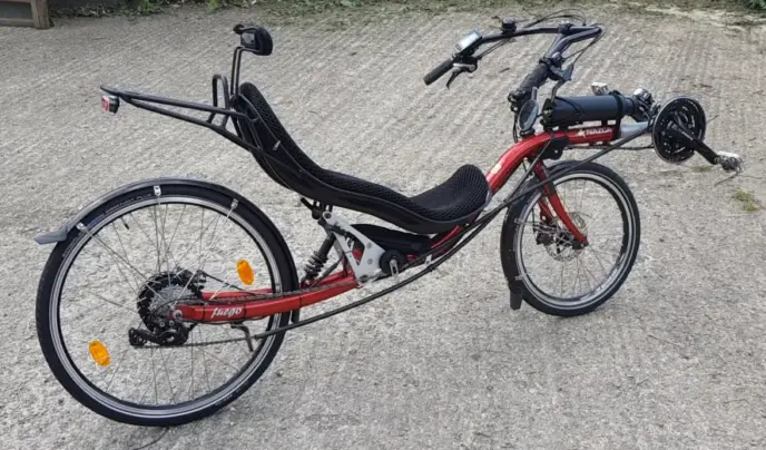 斜躺式自行车配有bafang 250w电动自行车改装套件
