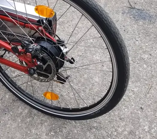 250w 36v Moteur de moyeu arrière bafang installé sur un tricycle couché