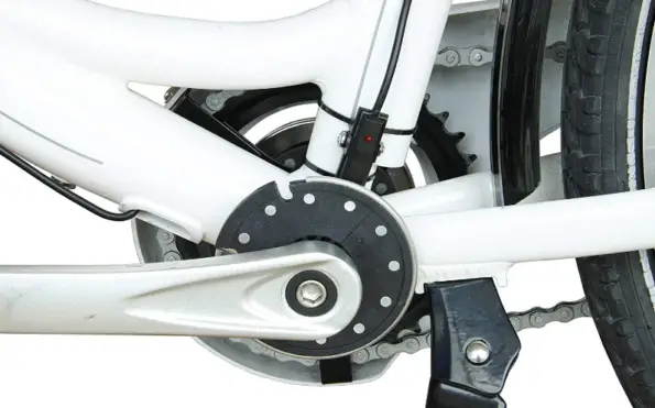 tipičen senzor za pomoč pri pedaliranju, nameščen na električno kolo