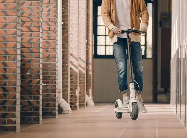 xiaomi m365 scooter étant monté à l'intérieur d'un bâtiment