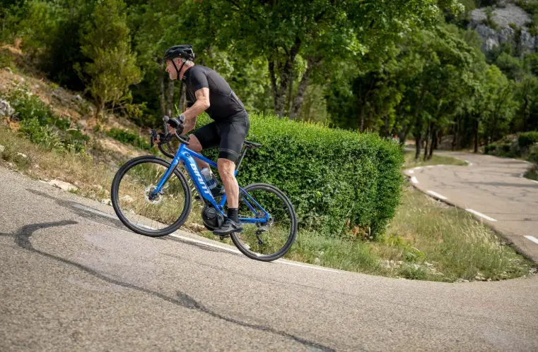 ebike kørte op ad en stejl bakke