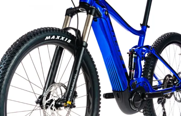 The Suntour XCR34 front forks have 130mm of travel giant stance e +2 front forks