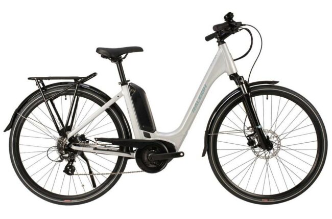 bicicleta híbrida eléctrica raleigh motus low step en blanco