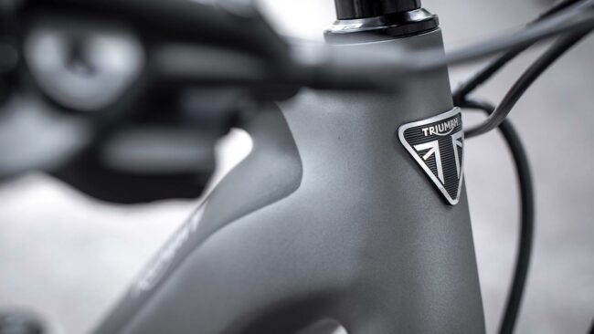 The first electric bike to adorn Triumph's iconic logo triump logo on the trekker gt e-bike