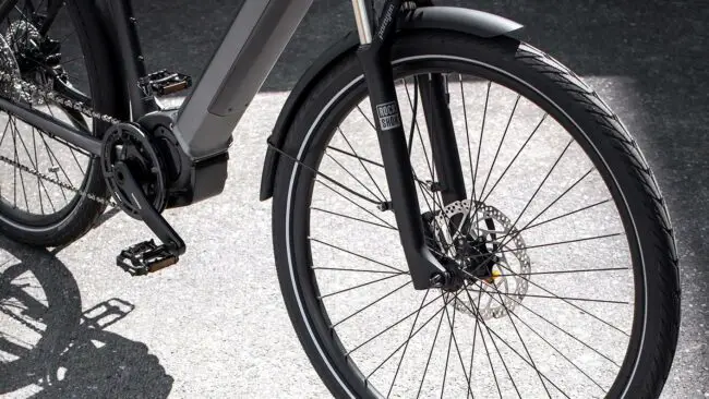 Quality Rockshox front suspension fork with Schwalbe Energizer e-bike rated tyres rockshox front suspension on the triumph trekker gt