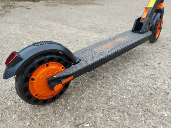 The rubberised deck of the Kirin S1 can accommodate riders of all sizes kugoo kirin s1 rear motor