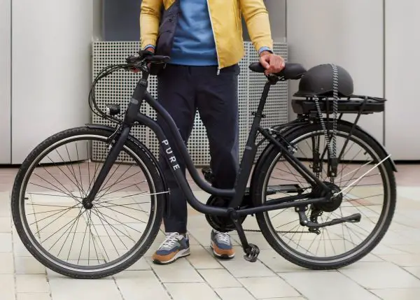 Vélo électrique de banlieue hybride de ville gratuit pur