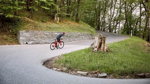 bmc alpenchallenge elcykel åkt uppför en brant backe