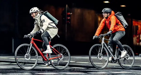 jazdí sa na plochých elektrických cestných bicykloch