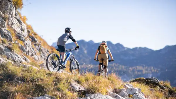 crianças andando de e-bikes