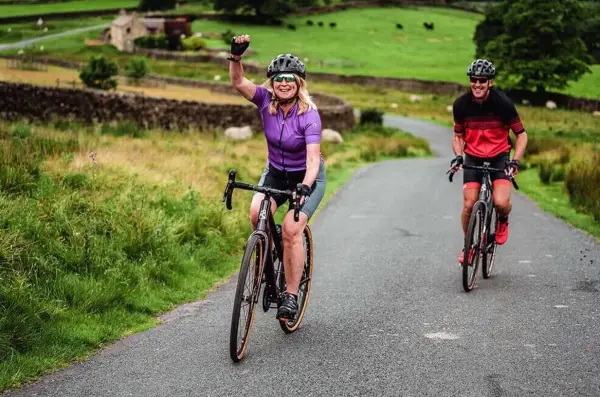 femmes faisant du vélo électrique sur une colline escarpée