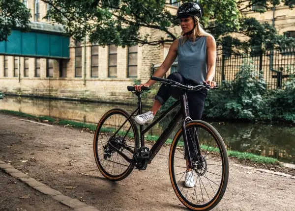 passo attraverso l'e-bike da donna