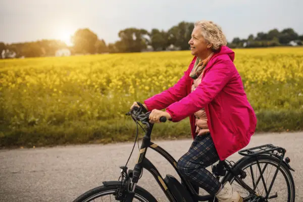 senior jeżdżący na e-rowerze