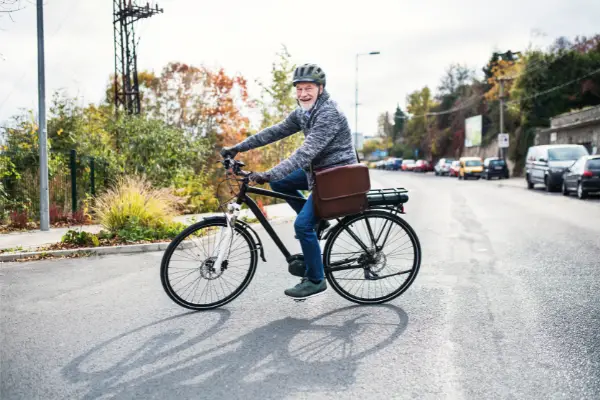 Az e-bike nagyszerű módja annak, hogy aktívak maradjanak az idősek számára