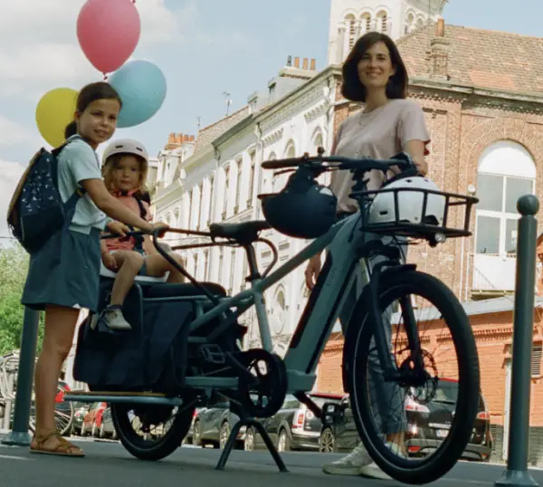 Family with one of the best electric cargo bikes 