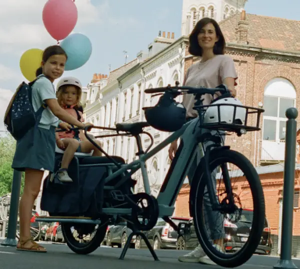 Família com uma das melhores bicicletas elétricas de carga