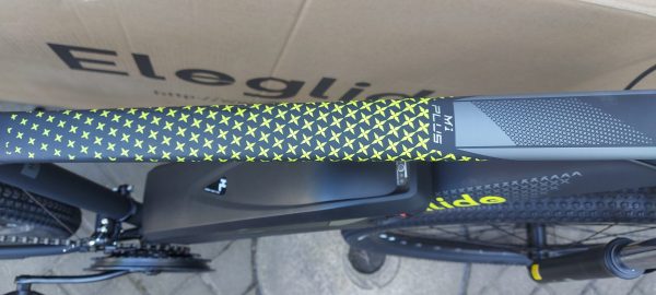 Test de l'Eleglide M1 Plus : un vélo électrique étonnamment bon marché 17 Gros plan sur le tube supérieur de l'eleglide m1 plus