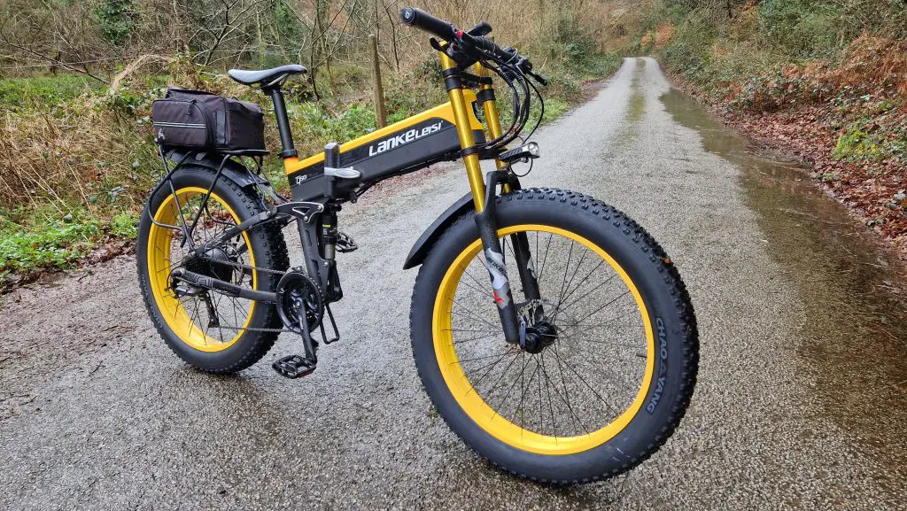 bicicleta electrica bajo la lluvia