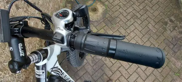 Cyrusher XF800: test ride e revisão 9 acelerador cyrusher xf800