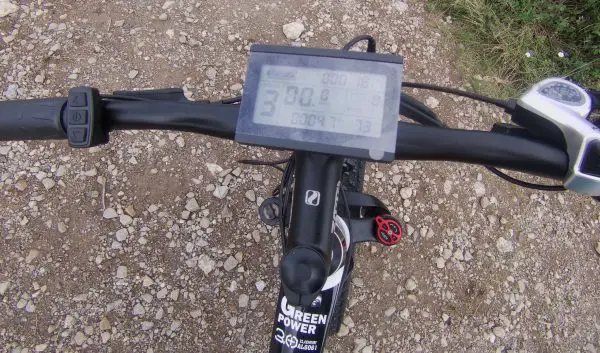 Cyrusher XF800: test ride e revisão 7 exibição cyrusher xf800 ktlcd3