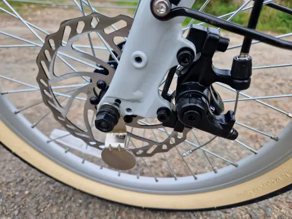 Recenze Mycle Compact – stylové a cenově dostupné skládací elektrokolo 5 mechanické kotoučové brzdy na mycle compact