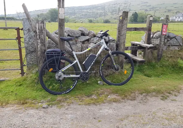 Este tongsheng tsdz2 instalado en una bicicleta híbrida decathlon es uno de los mejores kits de conversión de bicicletas eléctricas del mercado.