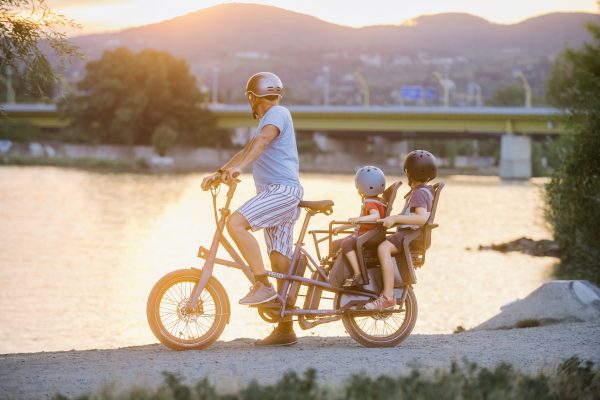 Vello sub cargo e-bike prevážajúci dve deti