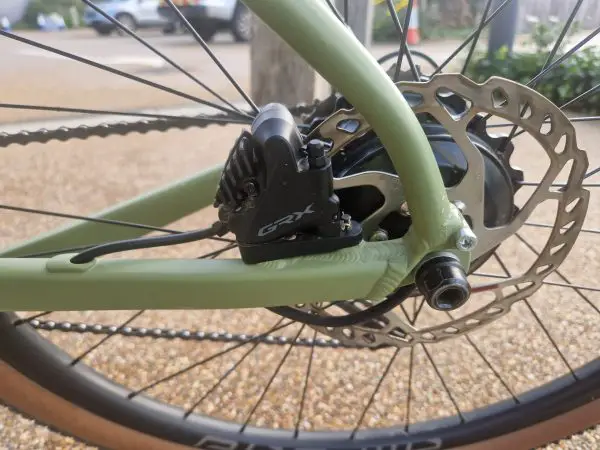 freins hydrauliques shimano grx sur un vélo électrique à gravier à nervures