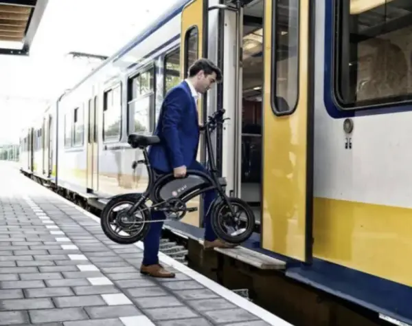 DYU D3F Mini Folding E-Bike - Practical Urban Micromobility? 5 dyu 3df being carried on a train