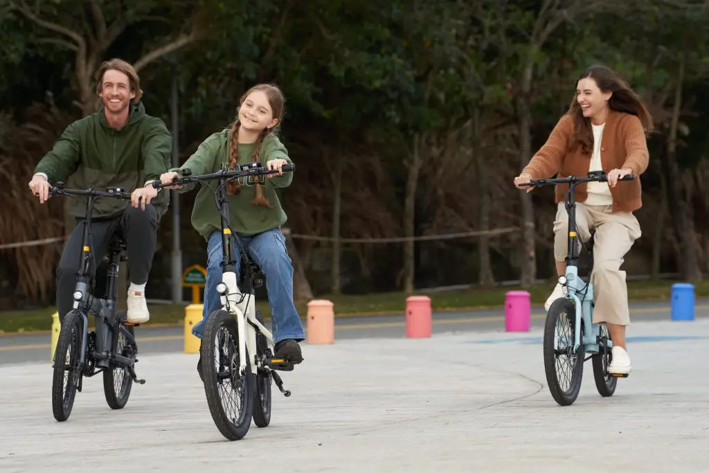 ado vzduchový skladací e-bike, na ktorom jazdí rodina