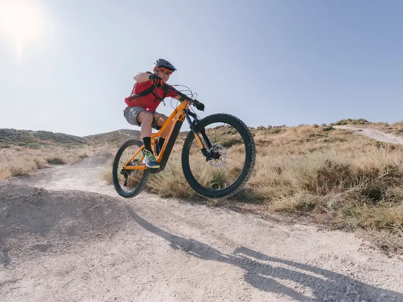 elektrische mountainbike die off-road wordt gereden