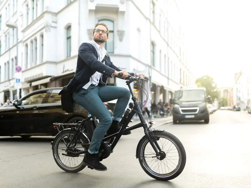 man op een elektrische fiets