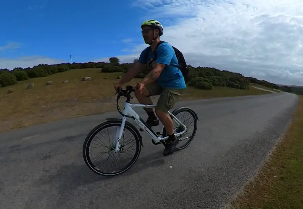 Eleglide Citycrosser review: cheapest e-bike with torque Sensor? 10 eleglide citycrosser being ridden