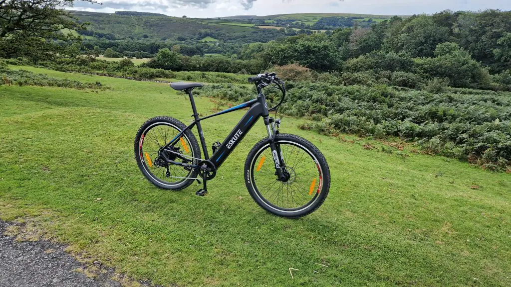 e-bike eskute netuno zaparkovaný pri ceste na Dartmoor uk