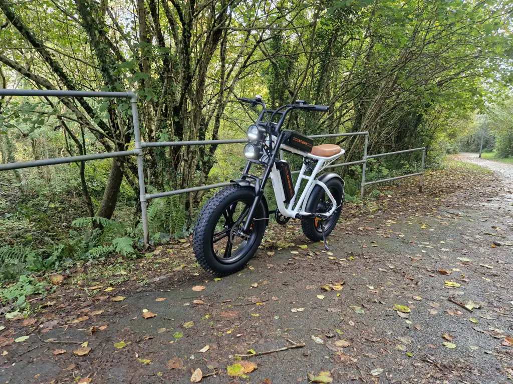 engwe m20 photographié sur une piste cyclable