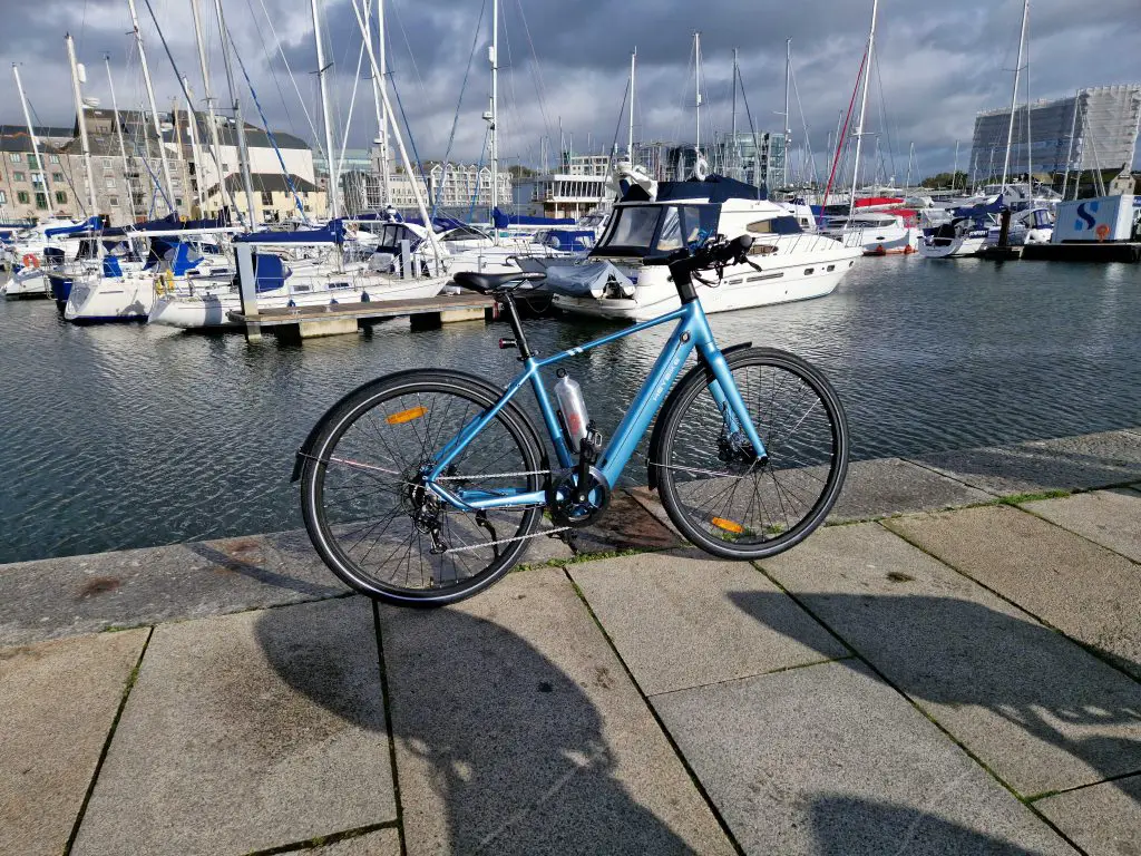 heybike ec1 retratado na barbacã em plymouth